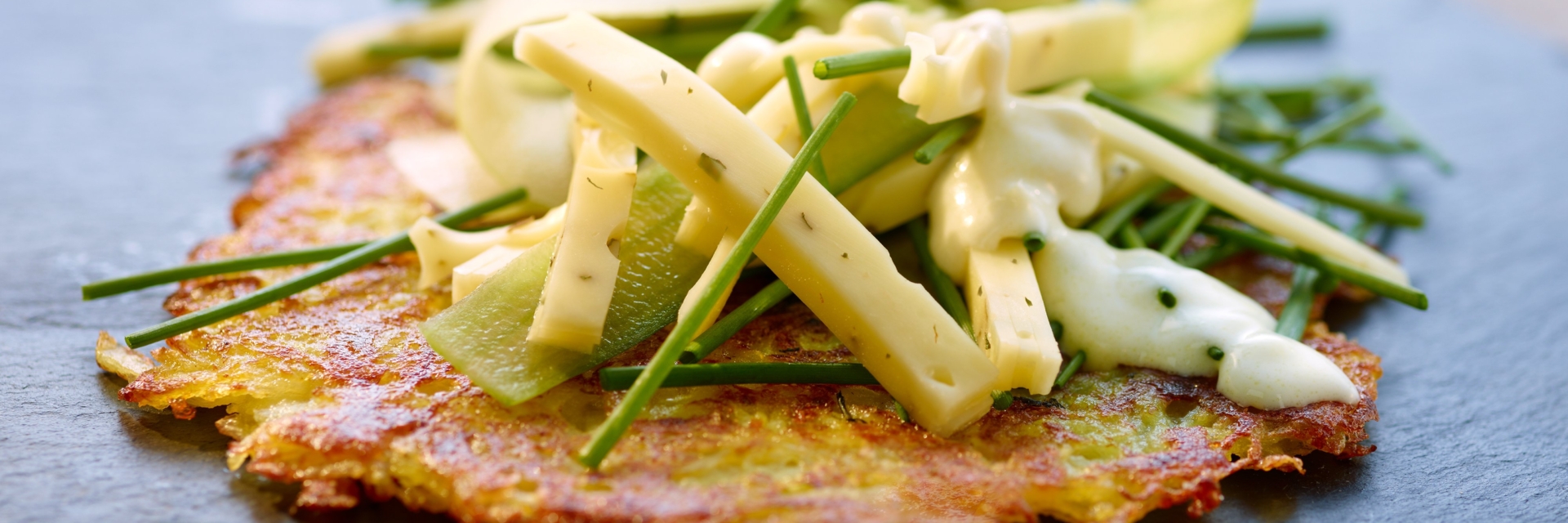 Gurken-Käsesalat auf Kartoffelrösti